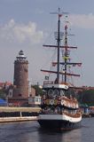 statek wycieczkowy Pirat i zabytkowa latarnia morska w Kołobrzegu