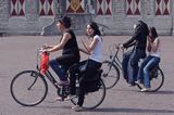 Middelburg, Holandia, rowerzystki - dziewczęta, Arabki