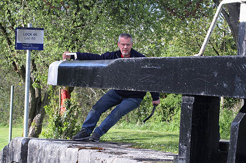 Ręczne zamykanie śluzy. Clondra Irlandia. Closing the lock. Bank zdjęć Bilińscy