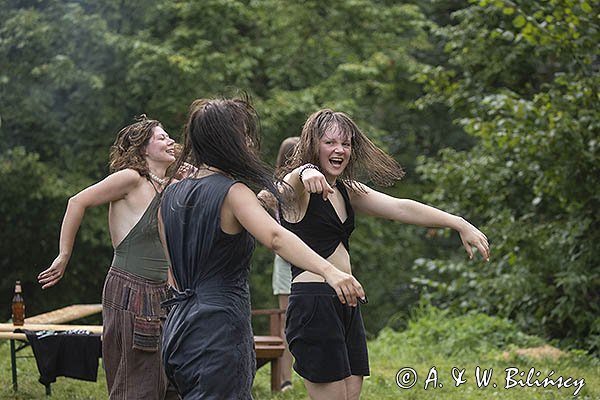 Żywiołowy taniec na widowni podczas koncertu chłopaków z zespołu I inni, Bieszczadzki Festiwal Filmowy Ale Czad w Dwerniku, Bieszczady