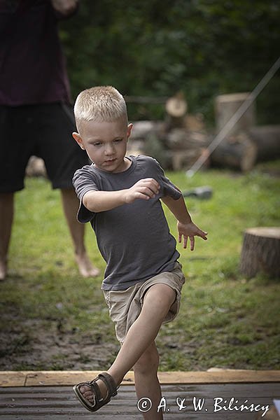 Żywiołowy taniec na widowni podczas koncertu chłopaków z zespołu I inni, Bieszczadzki Festiwal Filmowy Ale Czad w Dwerniku, Bieszczady