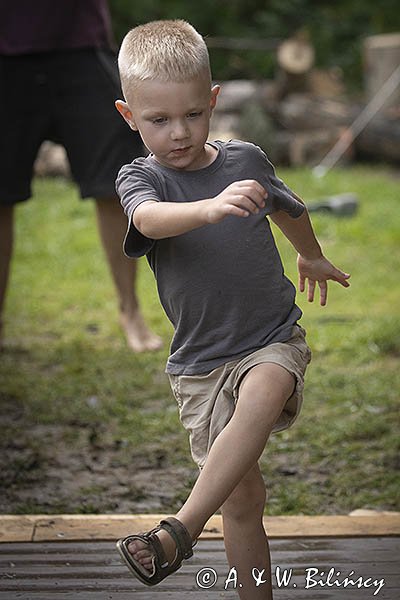 Żywiołowy taniec na widowni podczas koncertu chłopaków z zespołu I inni, Bieszczadzki Festiwal Filmowy Ale Czad w Dwerniku, Bieszczady