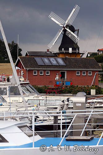 Zabytkowy wiatrak i port jachtowy, Wyspa Agerso, Wielki Bełt, Dania