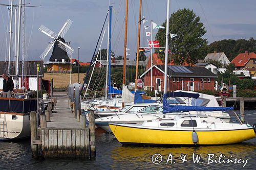 Zabytkowy wiatrak i port jachtowy, Wyspa Agerso, Wielki Bełt, Dania