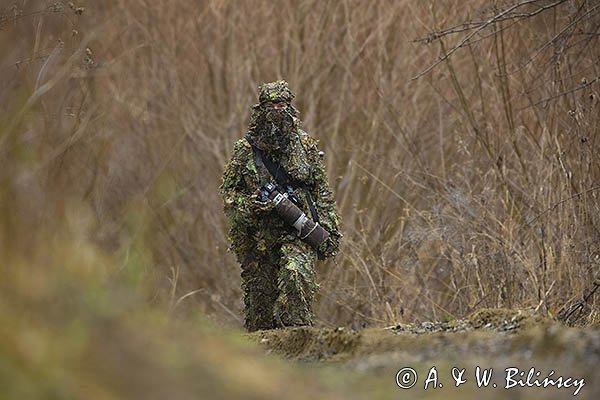Fotograf przyrody w stroju maskującym 3D