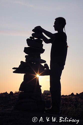 układanie kamiennych piramid, wyspa Rodhamn, Alandy, Finlandia a boy stacking up stones, Rodhamn Island, Alands, Finland