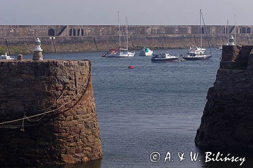 jachty i motorówki na bojach w porcie Braye na wyspie Alderney, Channel Islands, Anglia, Wyspy Normandzkie, Kanał La Manche