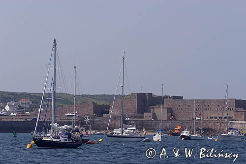 jachty i motorówki na bojach w porcie Braye na wyspie Alderney, Channel Islands, Anglia, Wyspy Normandzkie, Kanał La Manche