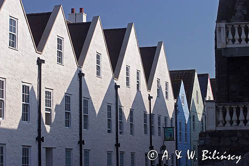 domy w Braye na wyspie Alderney, Channel Islands, Anglia, Wyspy Normandzkie, Kanał La Manche