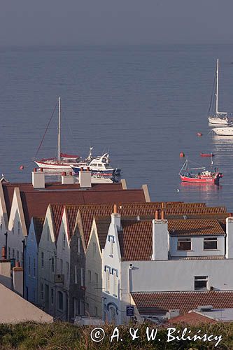 widok z Braye na Port i zatokę Braye na wyspie Alderney, Channel Islands, Anglia, Wyspy Normandzkie, Kanał La Manche