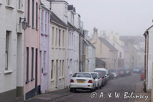 uliczka we mgle w St. Anne na wyspie Alderney, Channel Islands, Anglia, Wyspy Normandzkie, Kanał La Manche