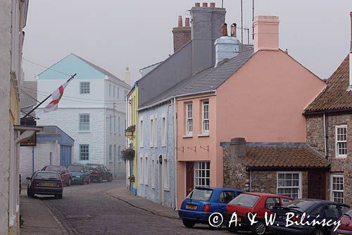 uliczka we mgle w St. Anne na wyspie Alderney, Channel Islands, Anglia, Wyspy Normandzkie, Kanał La Manche