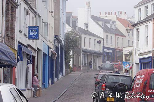 uliczka we mgle w St. Anne na wyspie Alderney, Channel Islands, Anglia, Wyspy Normandzkie, Kanał La Manche