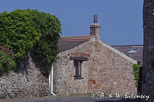 uliczka w St. Anne na wyspie Alderney, Channel Islands, Anglia, Wyspy Normandzkie, Kanał La Manche