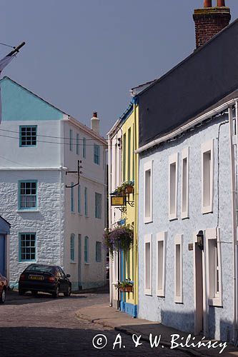 uliczka w St. Anne na wyspie Alderney, Channel Islands, Anglia, Wyspy Normandzkie, Kanał La Manche