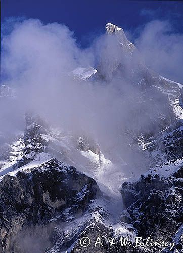 slide Alpy francuskie spowite chmurami, Le Teneverge, Cirqve Du Fer-A-Cheval, Górna Sabaudia, La Hautr Savoie