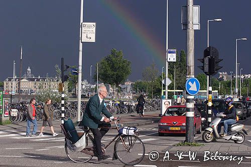 Tęcza nad skrzyżowaniem ulic, rowerzysta, Amsterdam, Holandia