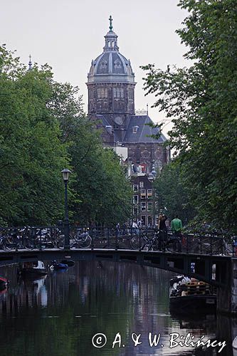 mostek nad kanałem i kościół, Amsterdam, Holandia