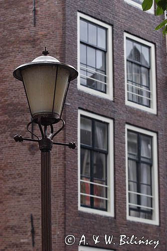 latarnia uliczna i kamienice, Amsterdam, Holandia