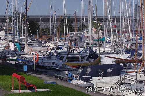 zatłoczona Marina Sixhaven, Amsterdam, Holandia