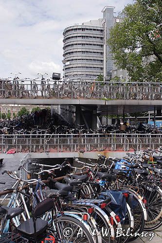parking dla rowerów w centrum, Amsterdam, Holandia