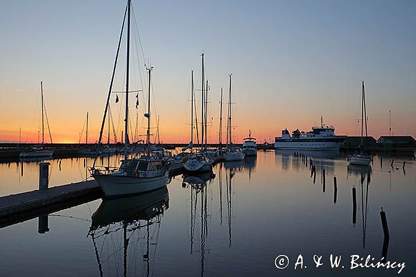 Port na wyspie Anholt, Dania, odbicie w wodzie