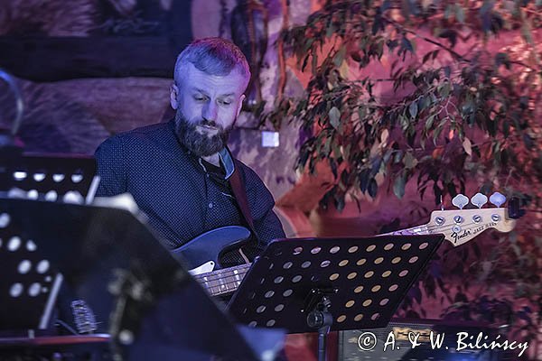 Mateusz Dwornik- bas, gitarzysta basowy, koncert jubileuszowy z okazji 10- lecia Warsztatów Poezji Czynnej im Edwarda Stachury, pamięci Romana Kołakowskiego Wilcza Jama, Bieszczady