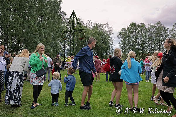 Szwedzi tańczący wokół słupa w śwęto Midsommar, Berg, Kanał Gota, Szwecja