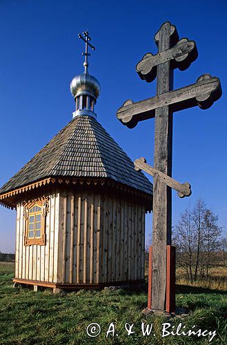 Białowieża skansen, kaplica i krzyż przydrożny