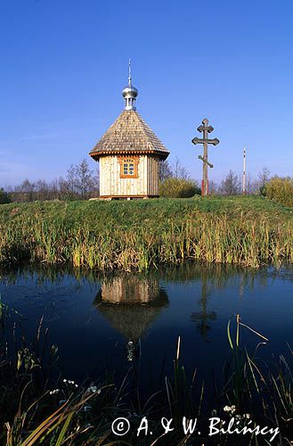 Białowieża skansen, kaplica i krzyż przydrożny