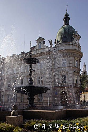 Bielsko Biała, fontanna przed budynkiem poczty