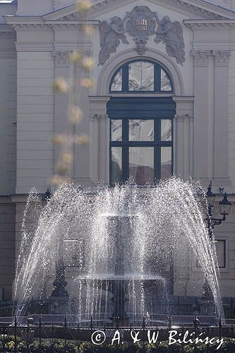 Bielsko Biała, fontanna przed teatrem Polskim