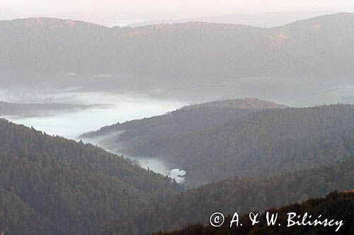 Bieszczady, panorama, mgły o świcie w Dolinie Sanu, widok z Połoniny Wetlińskiej