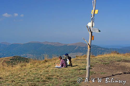 Turysta podczas odpoczynku na Małej Rawce w Bieszczadach, Bieszczady, Polska