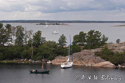 jachty przy wyspie Biskopson, Szkiery Szwedzkie, Archipelag Sztokholmski, Szwecja