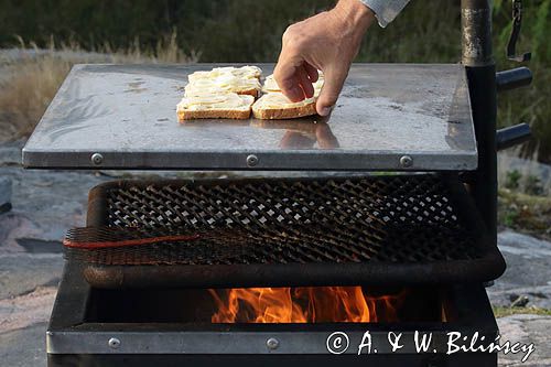 grillowane grzanki z żółtym serem, wyspa Bjorko, Archipelag Turku, Finlandia