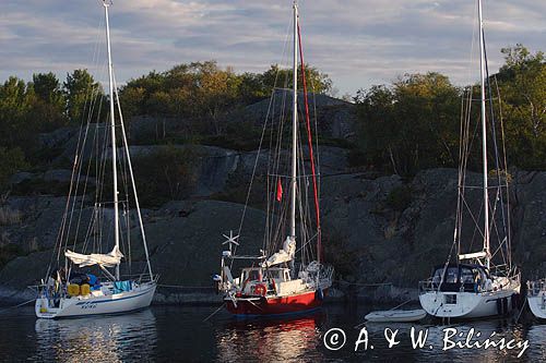 cumowanie przy skale, Bjorkskars, Szkiery Szwedzkie, Archipelag Sztokholmski, Szwecja