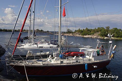 cumowanie przy skale, Bjorkskars, Szkiery Szwedzkie, Archipelag Sztokholmski, Szwecja