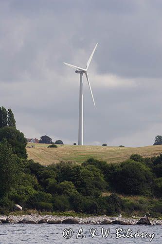 wiatraki elektrowni wiatrowej na wybrzeżu na wyspie Bornholm, Dania