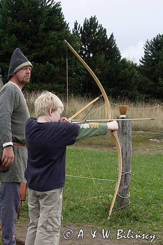 strzelanie z łuku, Bornholms Middelaldercenter, w Centrum Średniowiecza, wyspa Bornholm, Dania