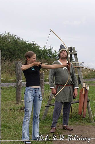 strzelanie z łuku, Bornholms Middelaldercenter, w Centrum Średniowiecza, wyspa Bornholm, Dania