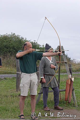 Bornholms Middelaldercenter, strzelanie z łuku w Centrum Średniowiecza, wyspa Bornholm, Dania