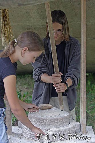 Bornholms Middelaldercenter, żarna w Centrum Średniowiecza, wyspa Bornholm, Dania