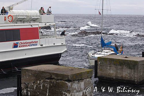 wejście do portu w Gudhjem, wyspa Bornholm, Dania