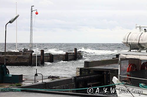 zamknięty port - czerwona kula i zamknieta brama, przybój przy wejściu do portu przy 6 w skali B z NE w Gudhjem, Bornholm, Dania