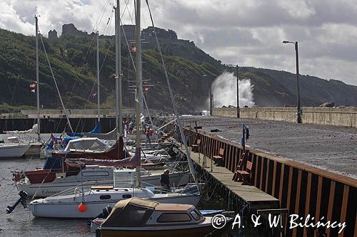 jachty w porcie Hammerhavn na wyspie Bornholm, Bałtyk, Dania, ruiny zamku Hammerhus