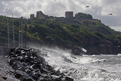 port Hammerhavn i zamek Hammerhus na Bornholmie, Dania