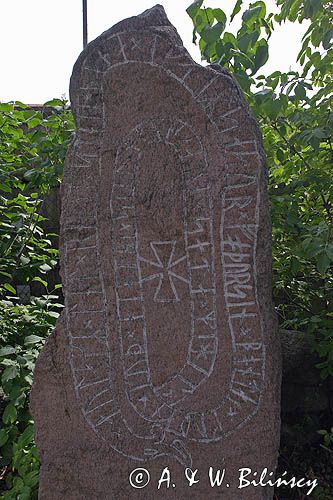 kamień runiczny z 1100 roku koło kościoła w Hasle na wyspie Bornholm, Dania