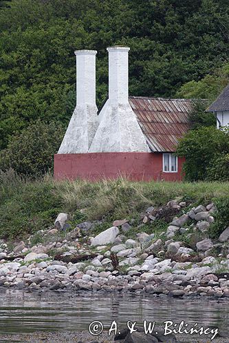 kominy wędzarni w Helligpeder na wyspie Bornholm, Dania