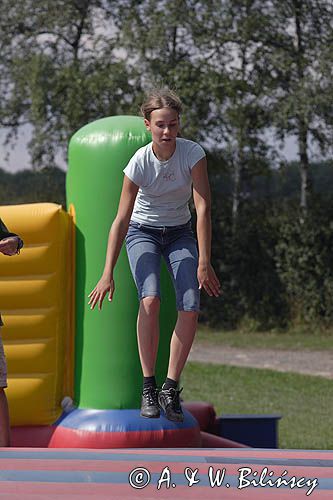 skoki na materacu w parku rozrywki Joboland koło Svaneke na wyspie Bornholm, Dania